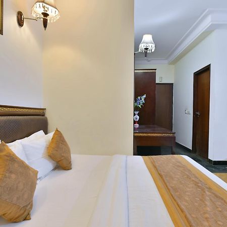 Hotel Express New Delhi Bagian luar foto
