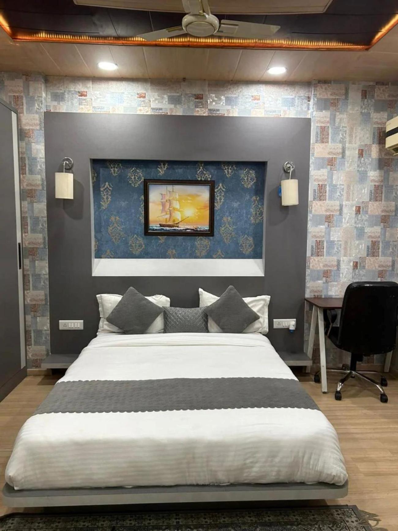 Hotel Express New Delhi Bagian luar foto