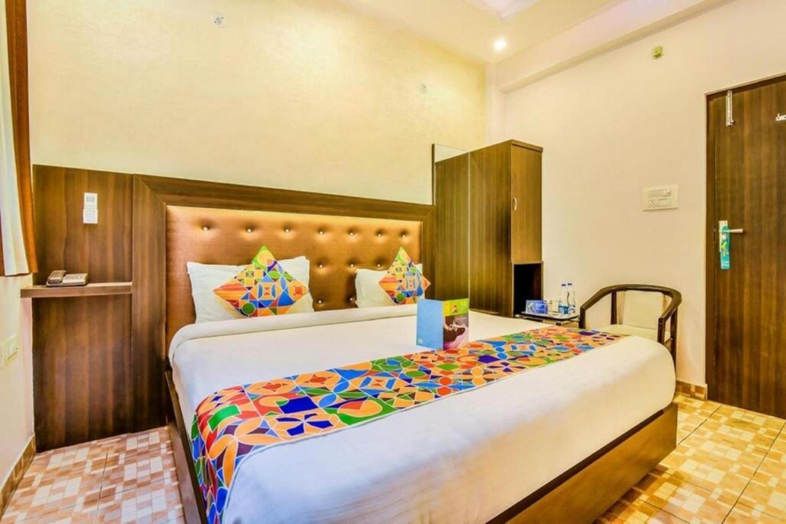 Hotel Express New Delhi Bagian luar foto