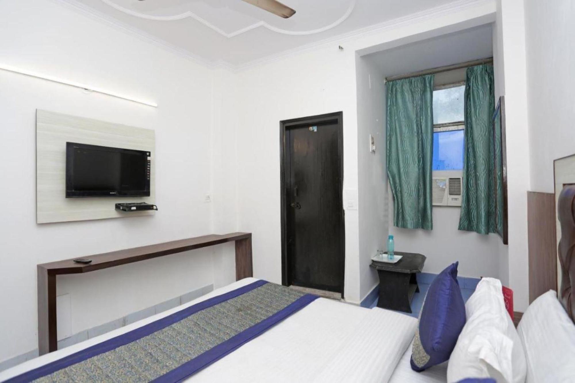 Hotel Express New Delhi Bagian luar foto