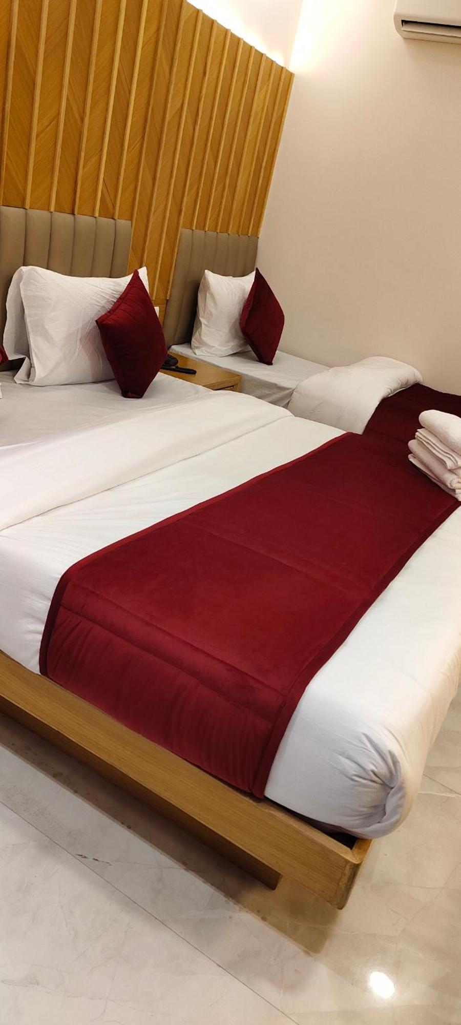 Hotel Express New Delhi Bagian luar foto